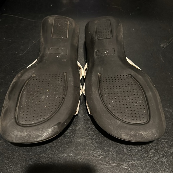 White sandals with sparkly flower detail Sz 7 - Picture 3 of 5